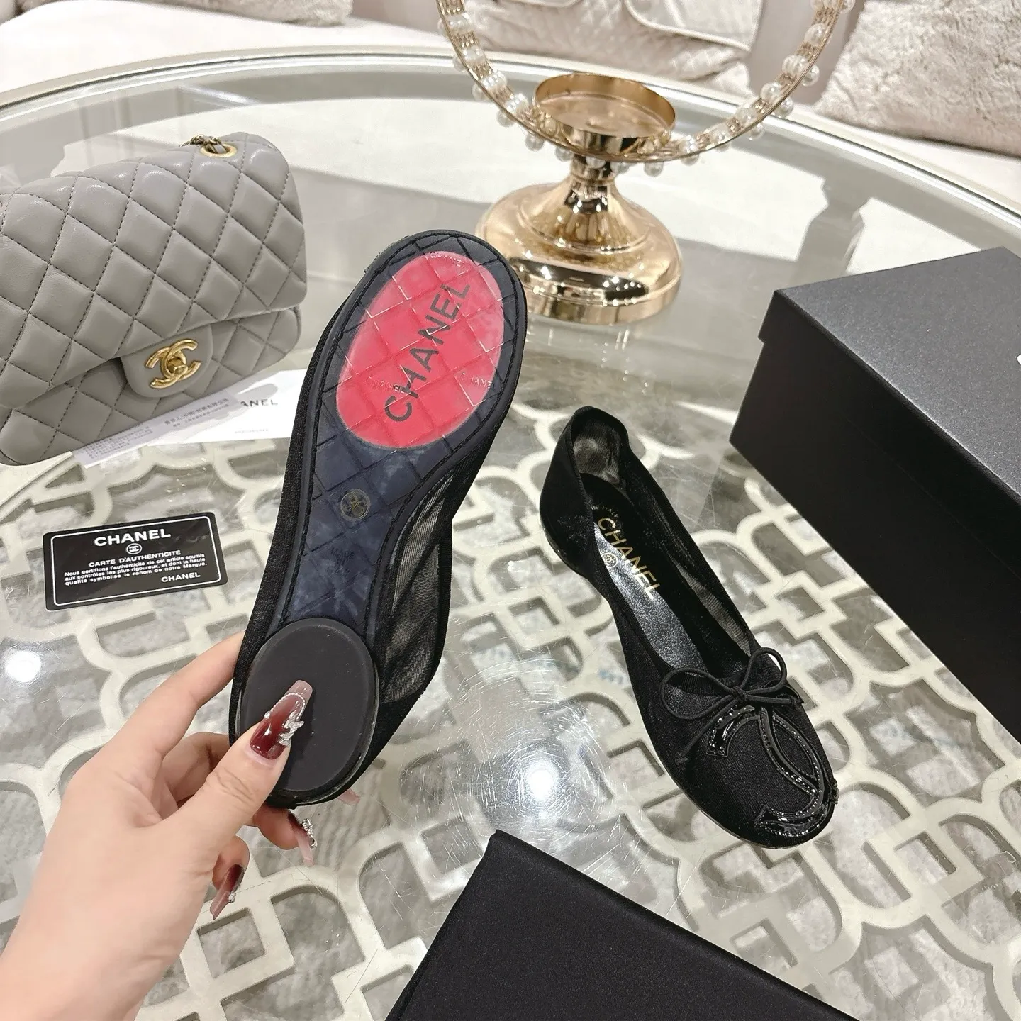 👟👟Ex-factory price 520👟👟 Mesh [purchase-level quality] CHANEL Xiaoxiang 25/A new summer bow-tie shoes 💃 This pair of "dancing shoes" is really breathtakingly beautiful! Made of cowhide fabric + exquisite electric embroidery, every detail exudes a sense of high-end ~ classic bow design, Italian genuine leather sole, comfortable and elegant on the feet, a perfect must-have for fairies!  🌟 All counters are from the same source! All materials are customized according to the original 1:1, and are developed and patterned from genuine products. The quality is absolutely assured ~ a classic that must be bought every year, a versatile artifact that looks great whether paired with skirts or jeans!  💖 The perfect finishing touch for summer outfits, sisters, just do it! 👉 Fabric: Imported sheepskin Lining: Imported sheepskin Outsole: Private molded outsole Size: 35-40